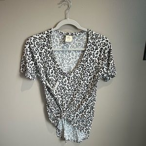 (S) white crow cheetah v neck t-shirt